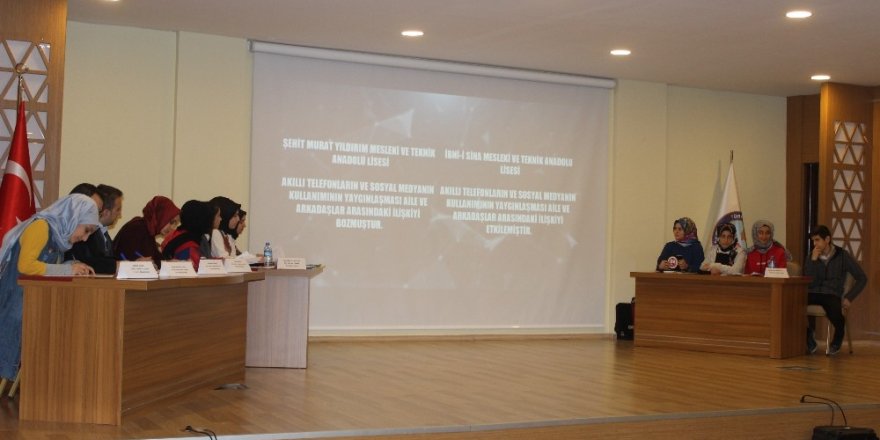 Genç’te, liseliler sosyal medyayı tartıştı