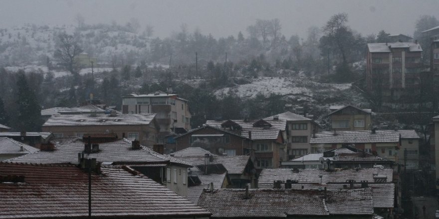 Devrek kar beyazına büründü