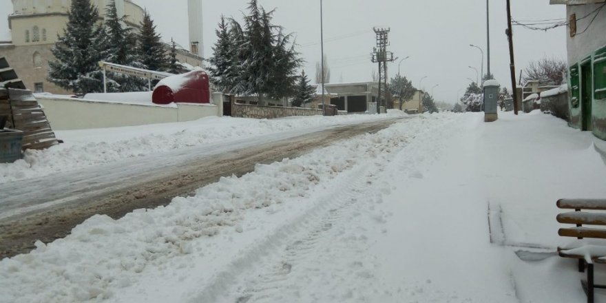 Kırşehir’e mevsimin ilk karı düştü, ilçeler beyaz örtüye büründü