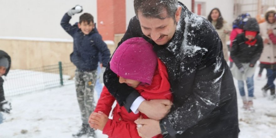 Okulları tatil edip, öğrencilerle kar topu oynadı