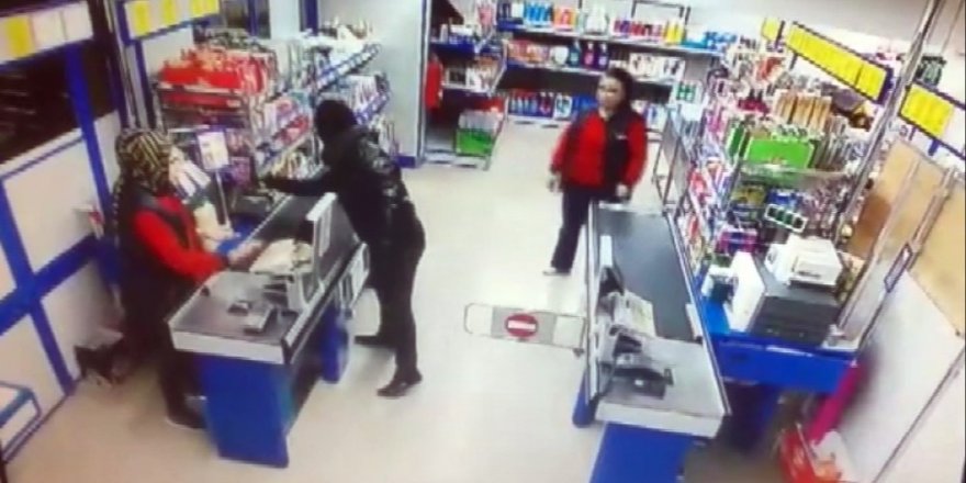 Kasiyere ürün okutturup kasayı açtırdılar, bin 430 TL’yi çalıp kaçtılar