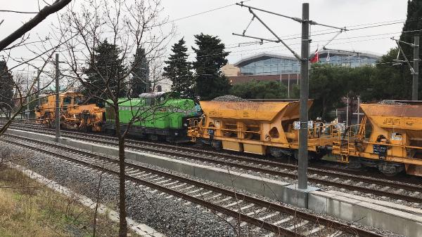 Tren hattında kaza yapan iki iş makinesi çekildi