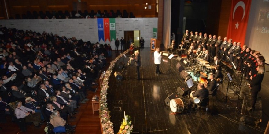 Muhtarların konserinde Bozbey’den türkü