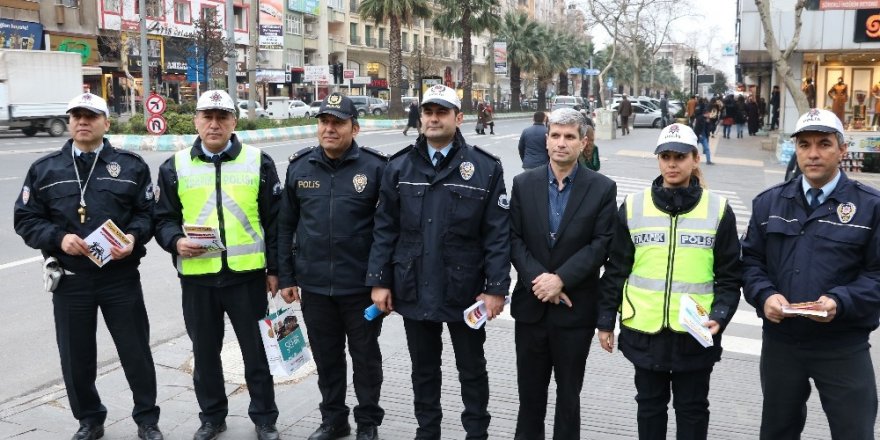 Trafik polisinden yayalara broşürlü uyarı