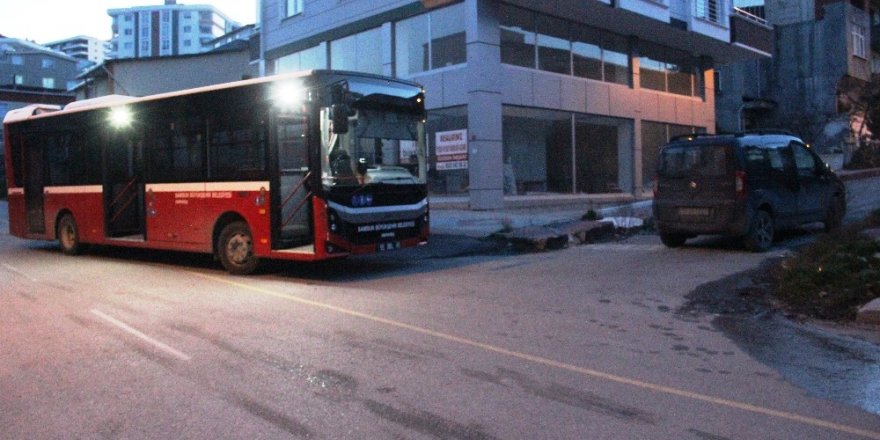 Belediye otobüsü hafif ticari araca çarptı: 2 yaralı