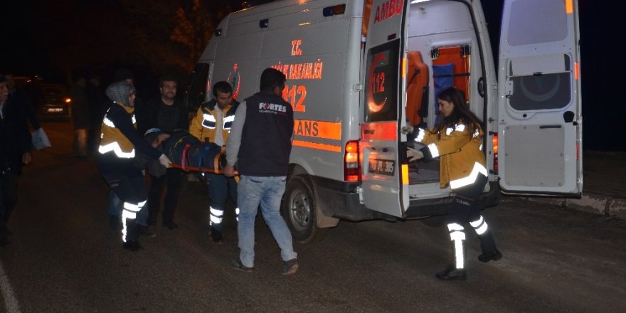 Camiden dönen yaşlı adama otomobil çarpıp kaçtı