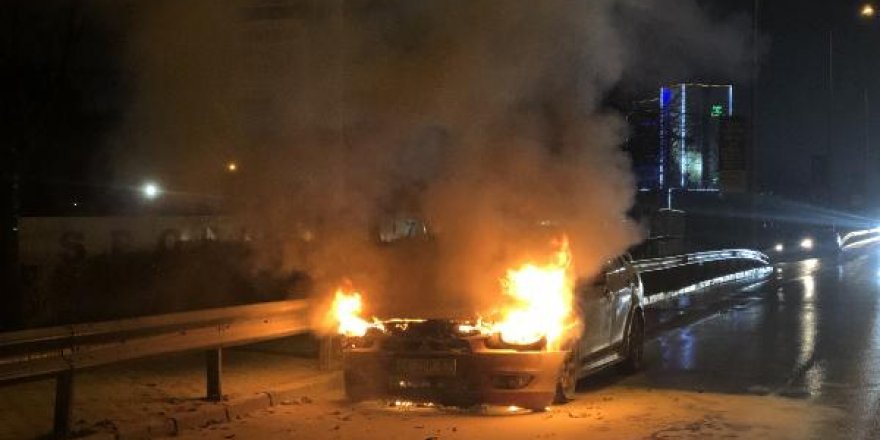 Bursa'da seyir halindeki otomobil yanarak hurdaya döndü