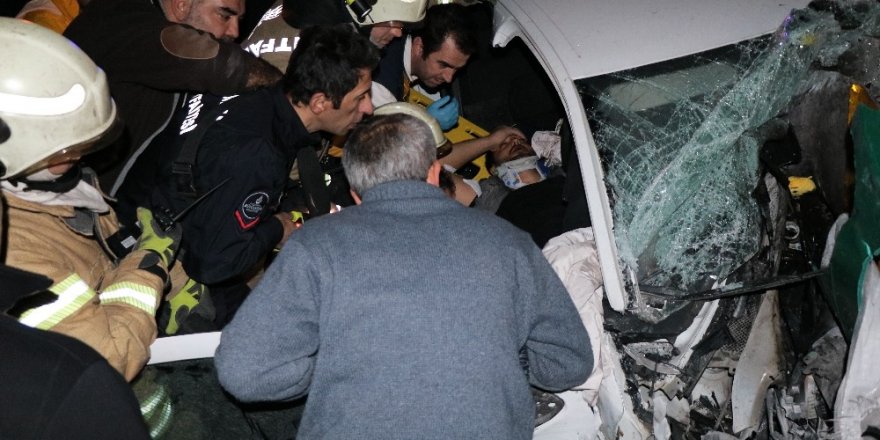 TEM’de feci kaza: 2 kişi araç içinde sıkıştı