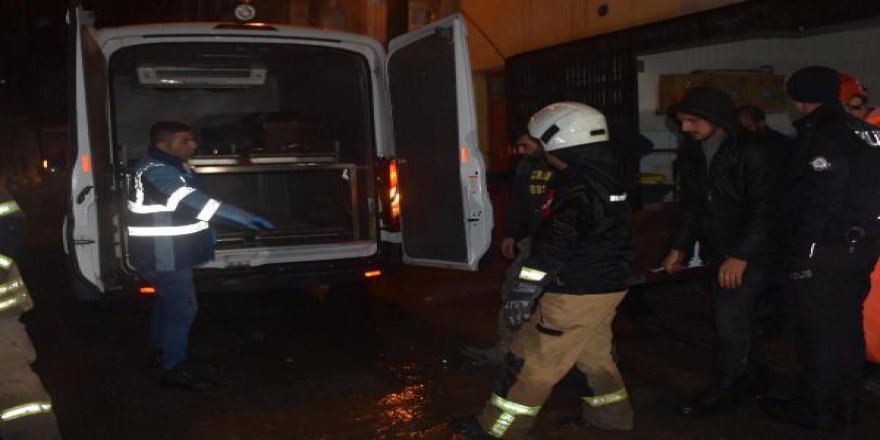İzmir'de eski binada çökme; 1 ölü, 1 yaralı (3)