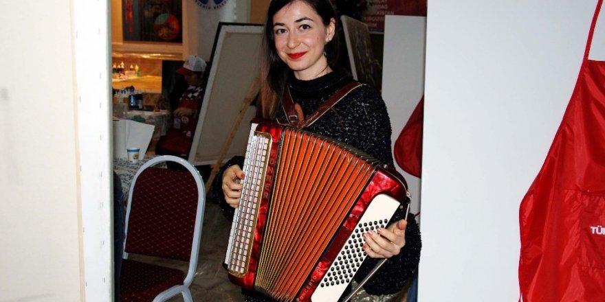 Sanatçılara akordiyonla motivasyon sağlıyor