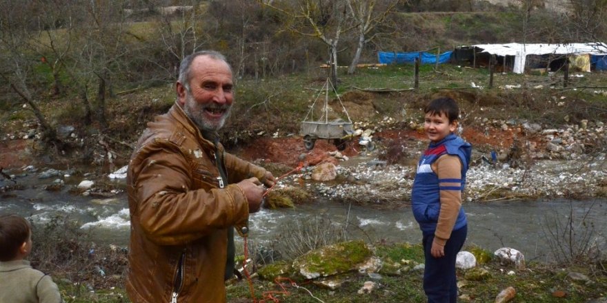 Kazları için derenin üstüne teleferik kurdu