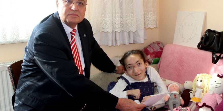 Engelli genç kızın yeni kimlik kartı sevinci