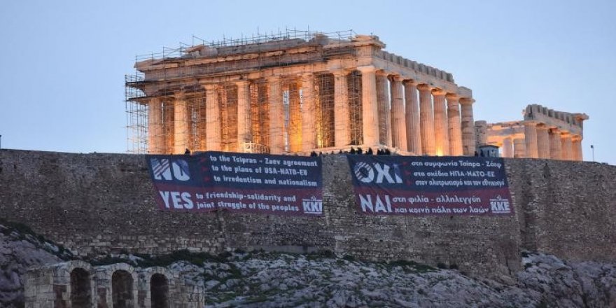 Atina’nın sembolü olan tapınakta pankart açıldı