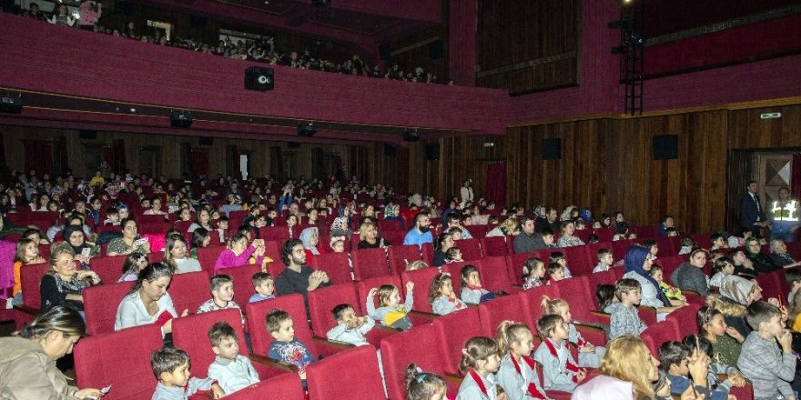 Bursa’da karnesini alan tiyatroya koştu