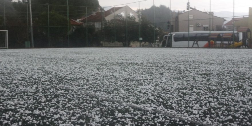 Dolu yağışı Marmaris’i beyaza bürüdü