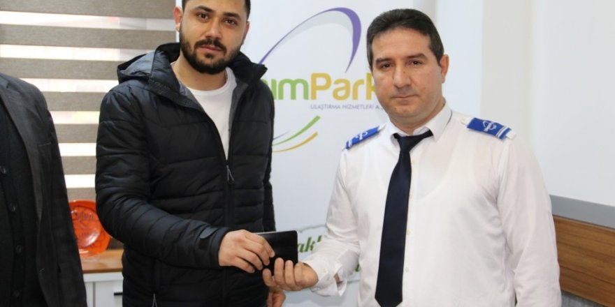 Halk otobüs sürücüsünün bulduğu cüzdan sahibine ulaştırıldı