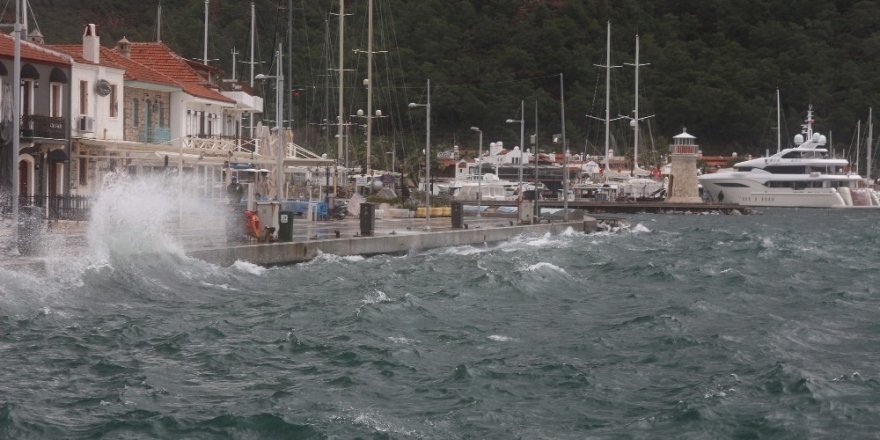 Marmaris’te fırtına etkili oluyor