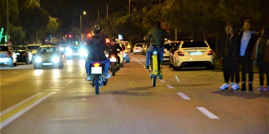 Motosikletli grup ölüme davetiye çıkardı