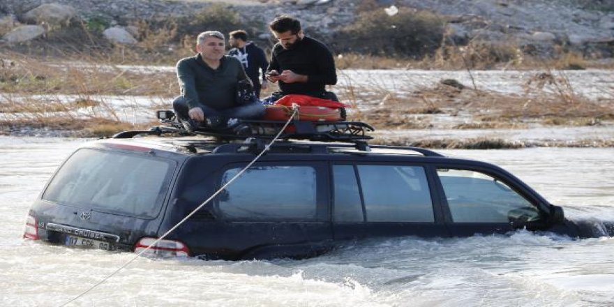 Akarsuyun ortasında kalan arazi aracı halatlarla kurtarıldı