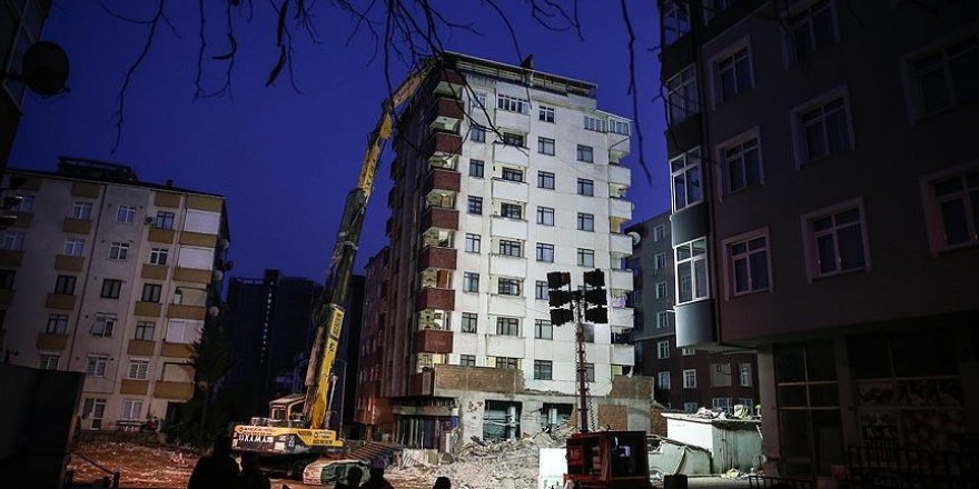 Kartal'da riskli binanın yıkımı sürüyor
