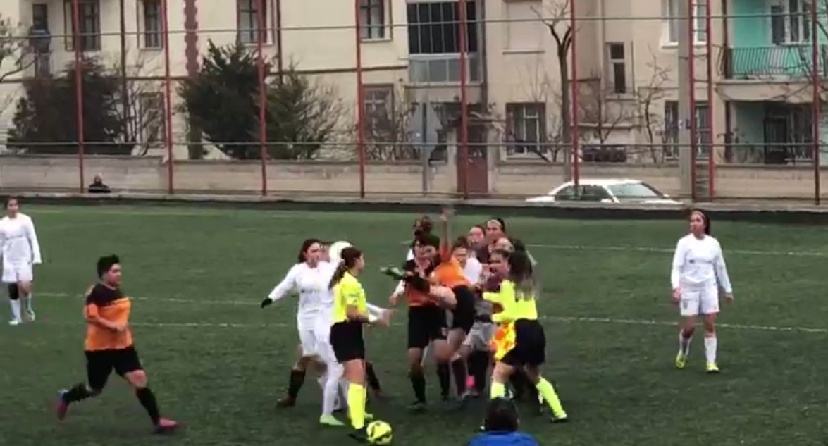 Kadın futbolcudan, kadın hakeme dayak!
