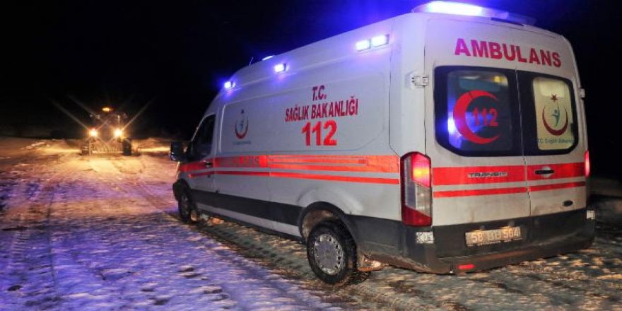 Hasta kadın, yol açılarak hastaneye ulaştırıldı