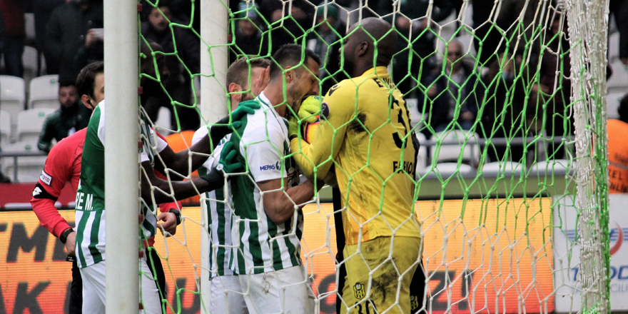 Jahovic, kalecinin elini ısırdı!