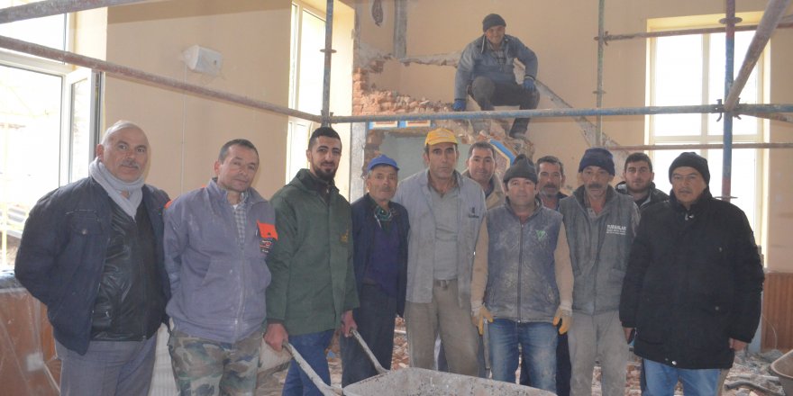 İmece usulüyle camiyi bakımdan geçiriyorlar
