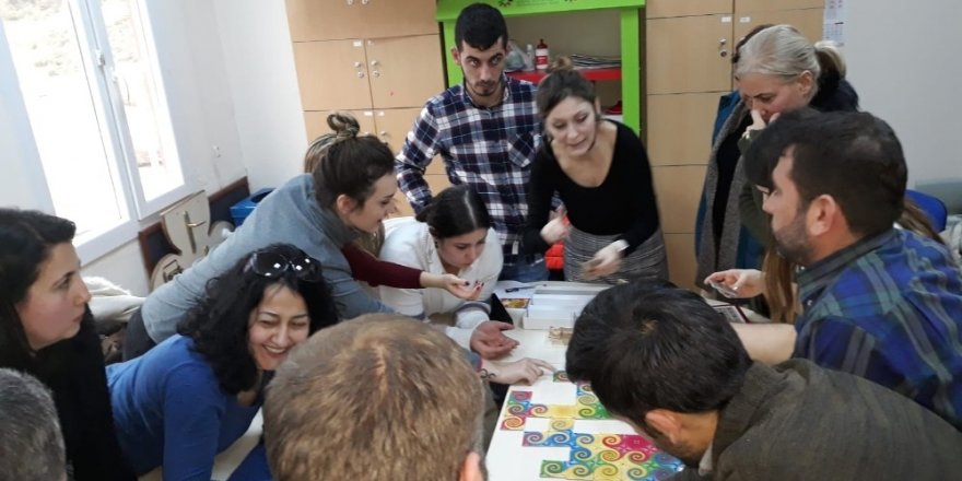Burhaniye’de öğretmenler için zeka oyunları eğiticiliği kursu açıldı