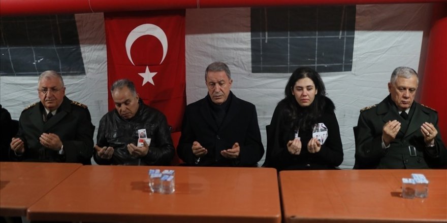Bakan Akar’dan helikopter kazasında şehit olan Semih Özcan’ın ailesine taziye ziyareti