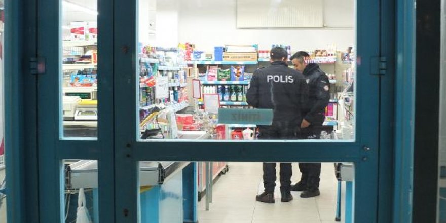 Maltepe'de marketten silahlı soygun; soyguncu kamerada