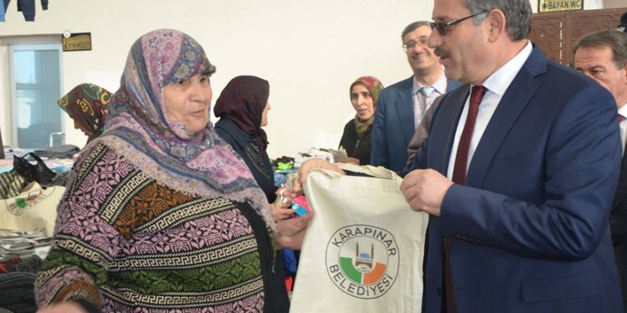 Karapınar Belediye Başkanı Yaka, pazar çantası dağıttı