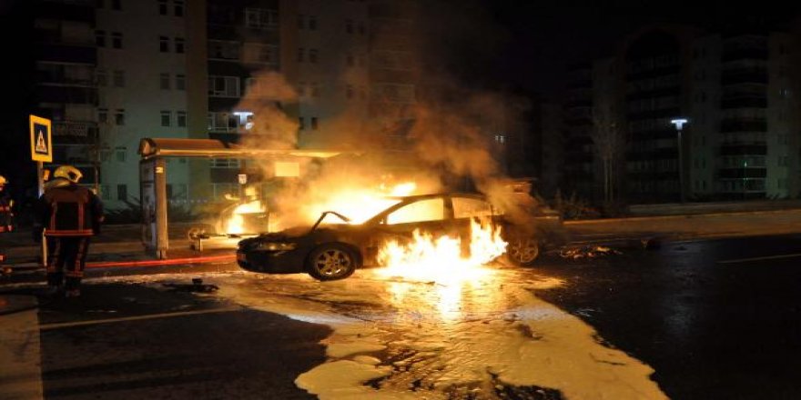 Seyir halindeyken alev alan otomobil küle döndü