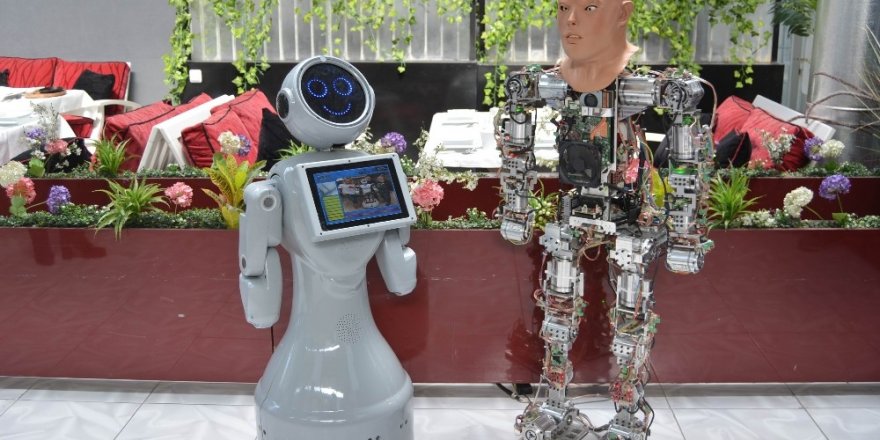 Yerli robotlar arasında teknoloji sohbeti