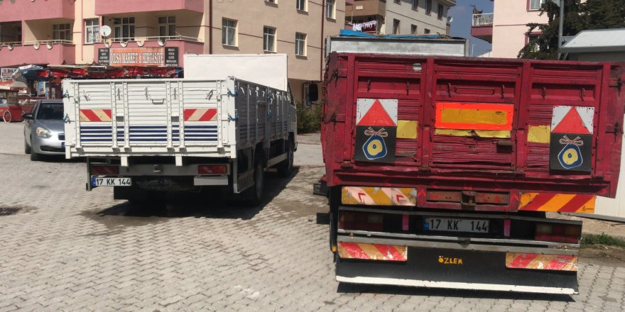 İkiz plakalı kamyonetler yan yana yakalandı