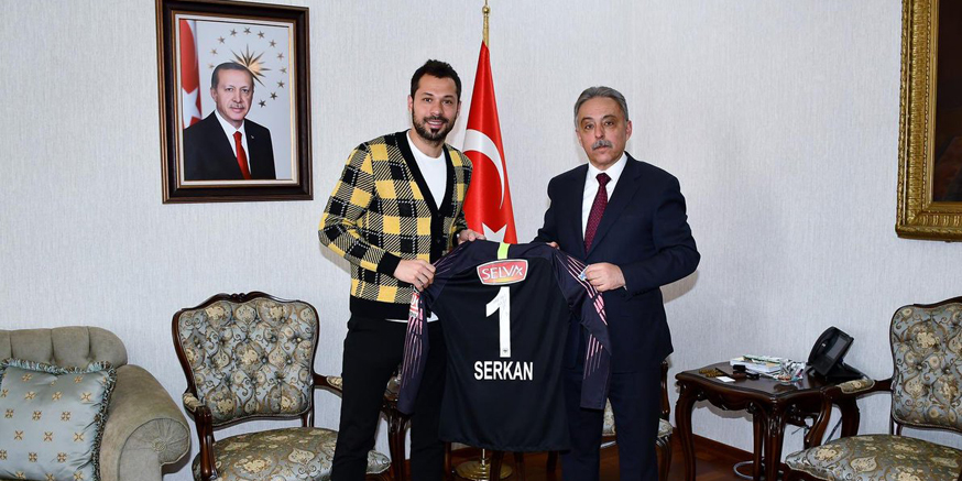 Kaleci Serkan, Vali Toprak'ı ziyaret etti