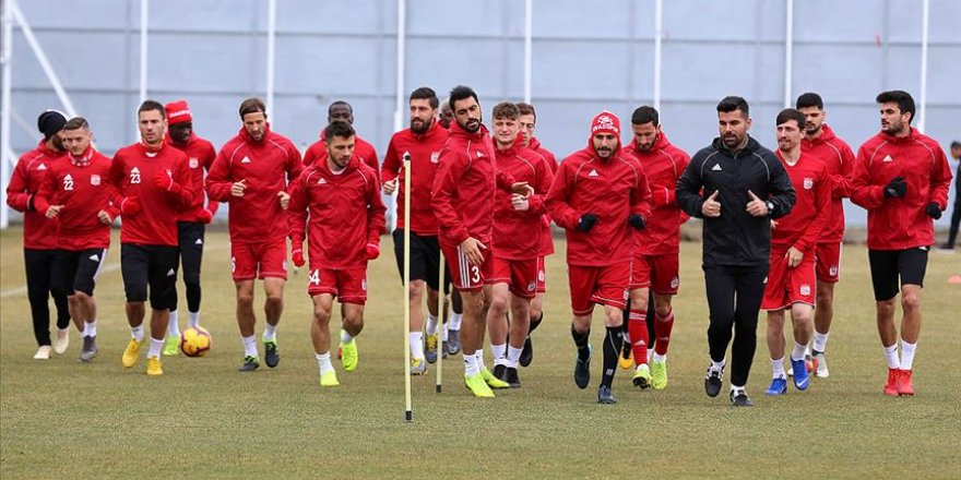 Sivasspor kafilesini taşıyacak uçağa 'yıldırım' rötarı
