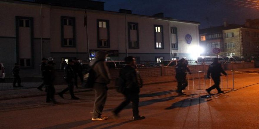 Saldırgan Çevik Kuvvet Şube Müdürlüğü önünden tüfekle kaçarken yakalandı