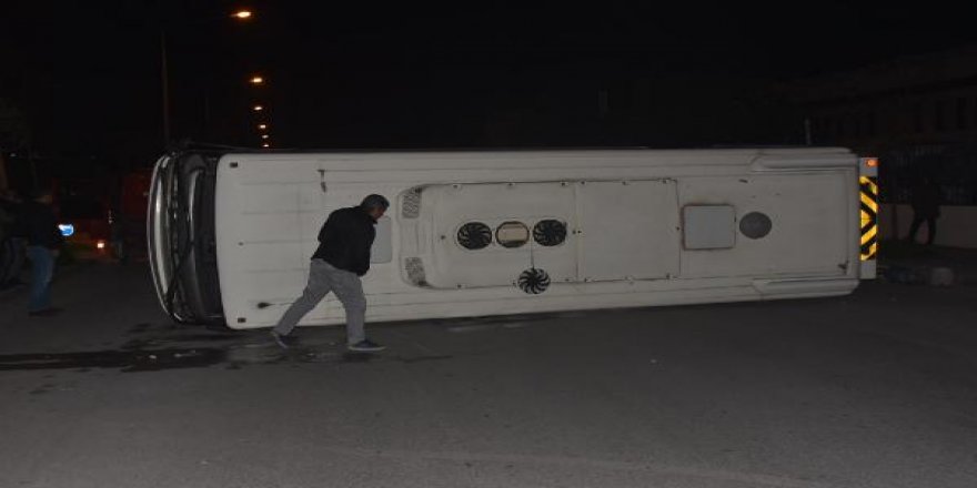 Belediye otobüsü ile minibüs çarpıştı: 10 yaralı