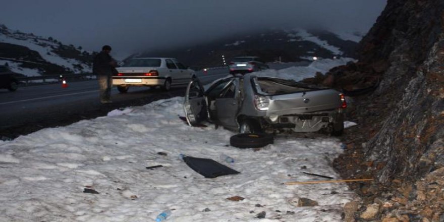 Adıyaman'da otomobil şarampole devrildi: 1ölü, 1'i bebek 2 yaralı