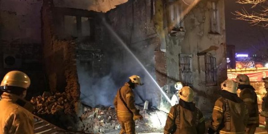 Eyüpsultan'da çatı yanarken arkadaki binada çökme oldu