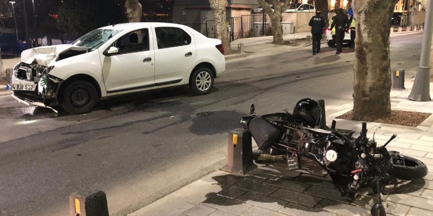 Üsküdar’da otomobil ile motosiklet kafa kafaya çarpıştı: 2 yaralı