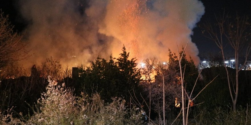 Kadıköy’de 4 metruk bina alev alev yandı.