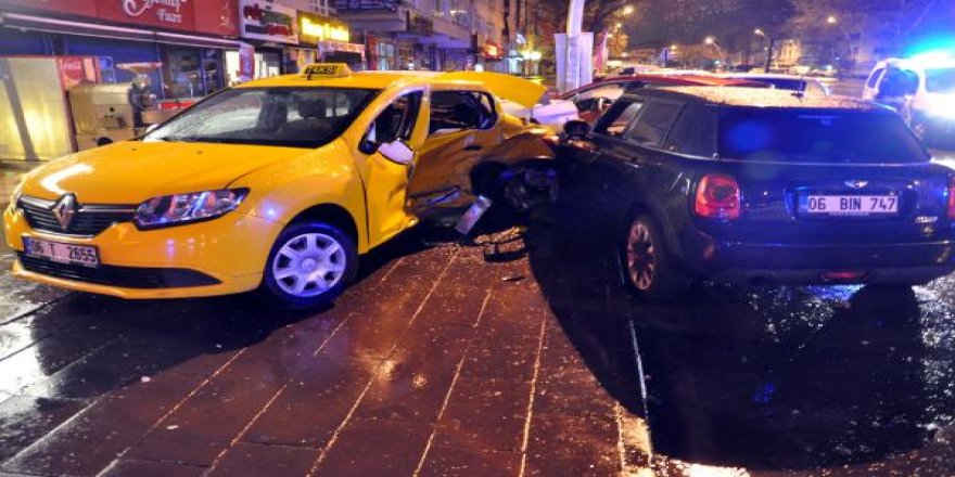 Kontrolden çıkan otomobil 4 araca çarptı