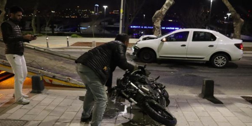 Üsküdar'da motosiklet ile otomobil kafa kafaya çarpıştı: 2 ağır yaralı