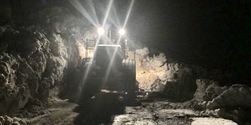 Çığ nedeniyle kapanan yol 6 saat sonra açıldı