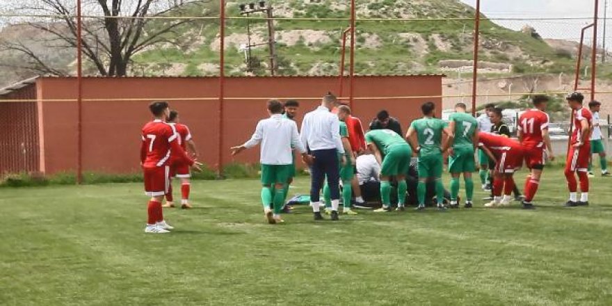 Genç futbolcu sahada top koştururken bir anda yere yığıldı