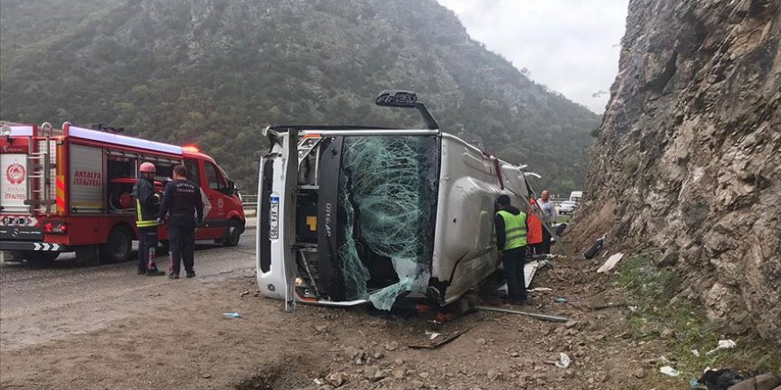 Antalya'da yolcu midibüsü devrildi: 3 ölü, 17 yaralı
