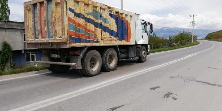 Yolun karşısına geçmeye çalışan 8 yaşındaki öğrenciye kamyon çarptı