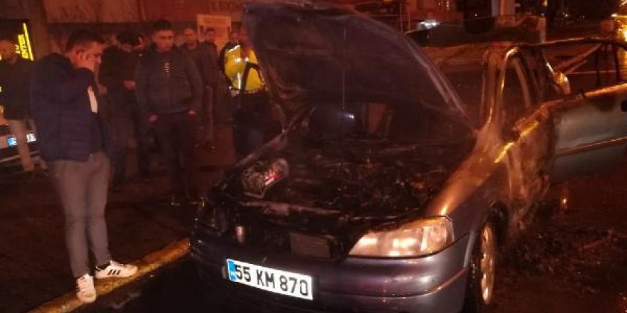 Seyir halindeki otomobil alev topuna döndü, sürücü son anda kurtuldu
